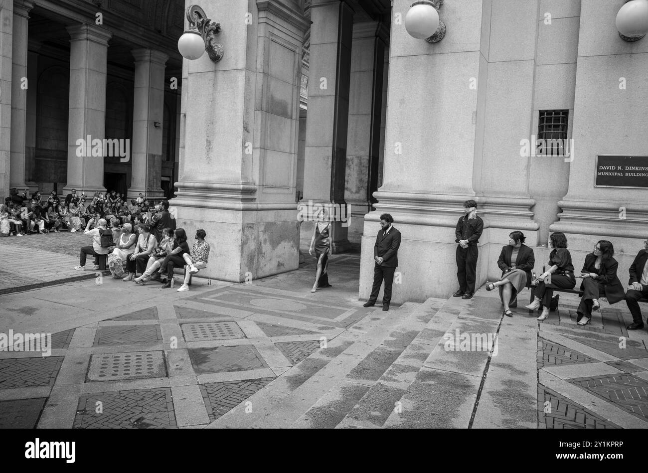 New York, New York, Stati Uniti. 7 settembre 2024. I modelli che indossano le opere di Prabal Gurung fanno la passerella lungo la piazza in una strada centrale di New York. Gurung ha posto l'attenzione sulla qualità e l'innovazione. Gurung e' all'avanguardia della moda americana con disegni indossati da donne di spicco, tra cui la First Lady Michelle Obama e la Duchessa di Cambridge, per citarne alcuni ufficiali. (Immagine di credito: © Brian Branch Price/ZUMA Press Wire) SOLO PER USO EDITORIALE! Non per USO commerciale! Foto Stock