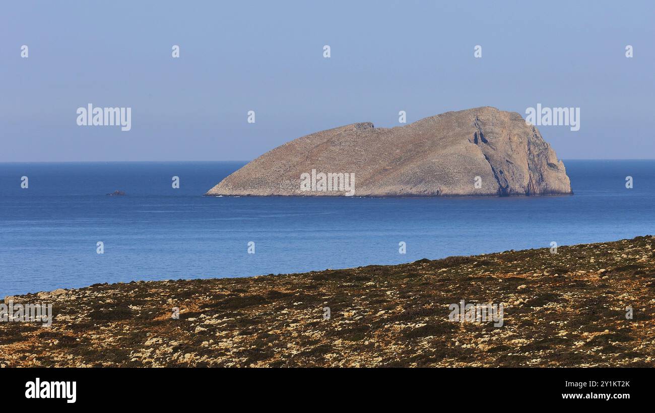 Grande isola rocciosa nel mare blu calmo, scenario naturale e tranquillo, vista sull'isolotto di Pontikonisi, Gramvoussa, penisola di Gramvoussa, Baia dei Pirati, Balos, l Foto Stock