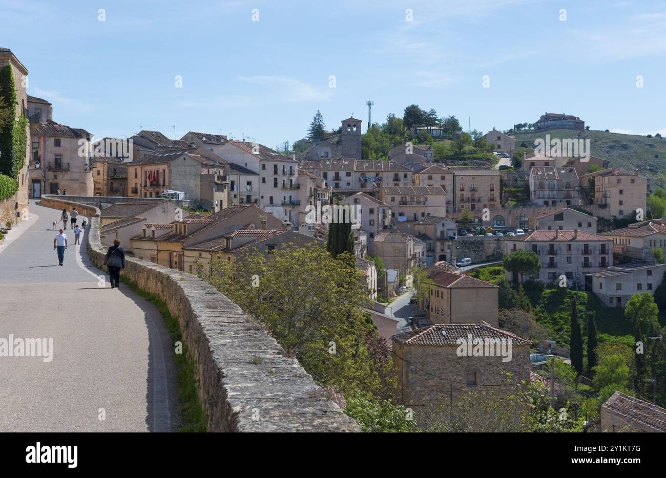 Città tranquilla con vecchie case sulle colline e gente sulle strade con il sole, vista sulla città, Sepulveda, Sepulveda, Segovia, Castilla y Leon, Leon, Spa Foto Stock