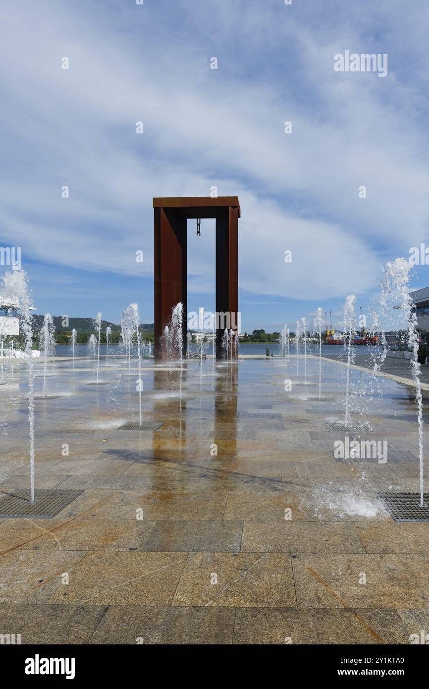25 de aprile monumento e giochi d'acqua, Piazza della libertà, Viana do Castelo, Minho, Portogallo, Europa Foto Stock