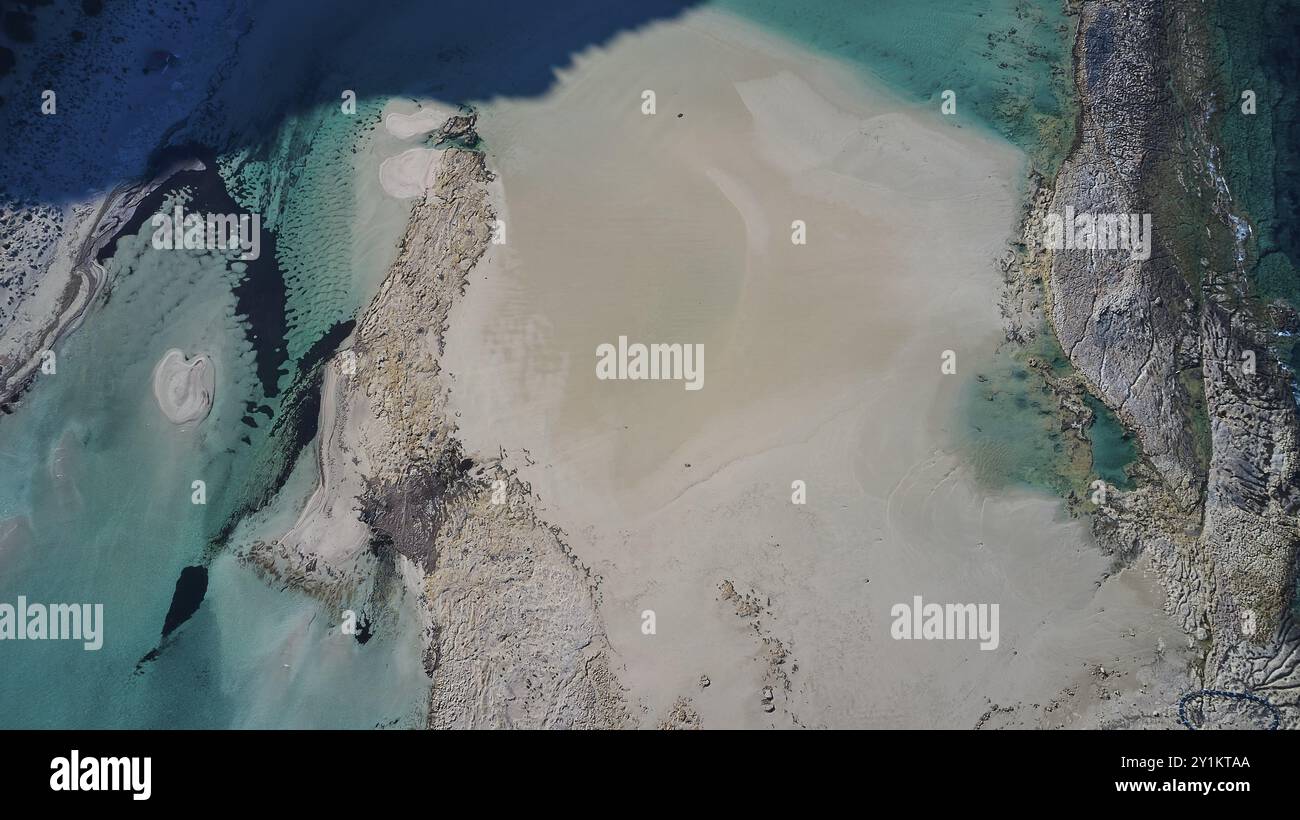 Scatto in droni, vista aerea di acqua, sabbia e rocce con acque turchesi e forme naturali, Gramvoussa, penisola di Gramvoussa, baia dei pirati, Balos, L Foto Stock