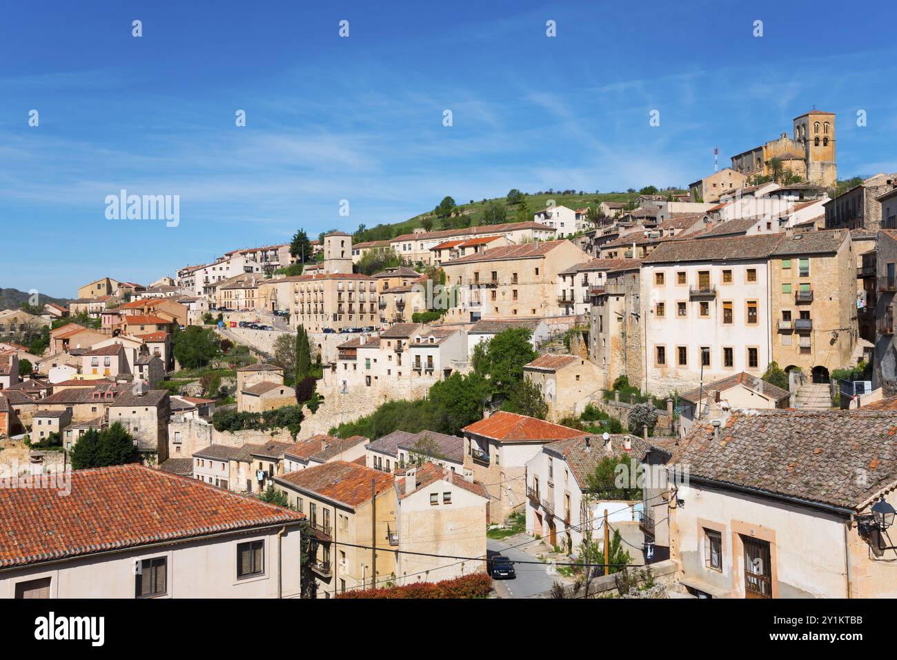 Città storica su una collina con case e vegetazione verde sotto un cielo azzurro, vista sulla città, Sepulveda, Sepulveda, Segovia, Castilla y Leon, Leon, Spagna, E. Foto Stock