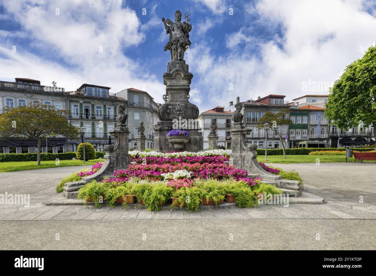 Statua del XVIII secolo di Viana che tiene in mano una caravella, simbolo della tradizione marinara della città, Viana do Castelo, Minho, Portogallo, Europa Foto Stock