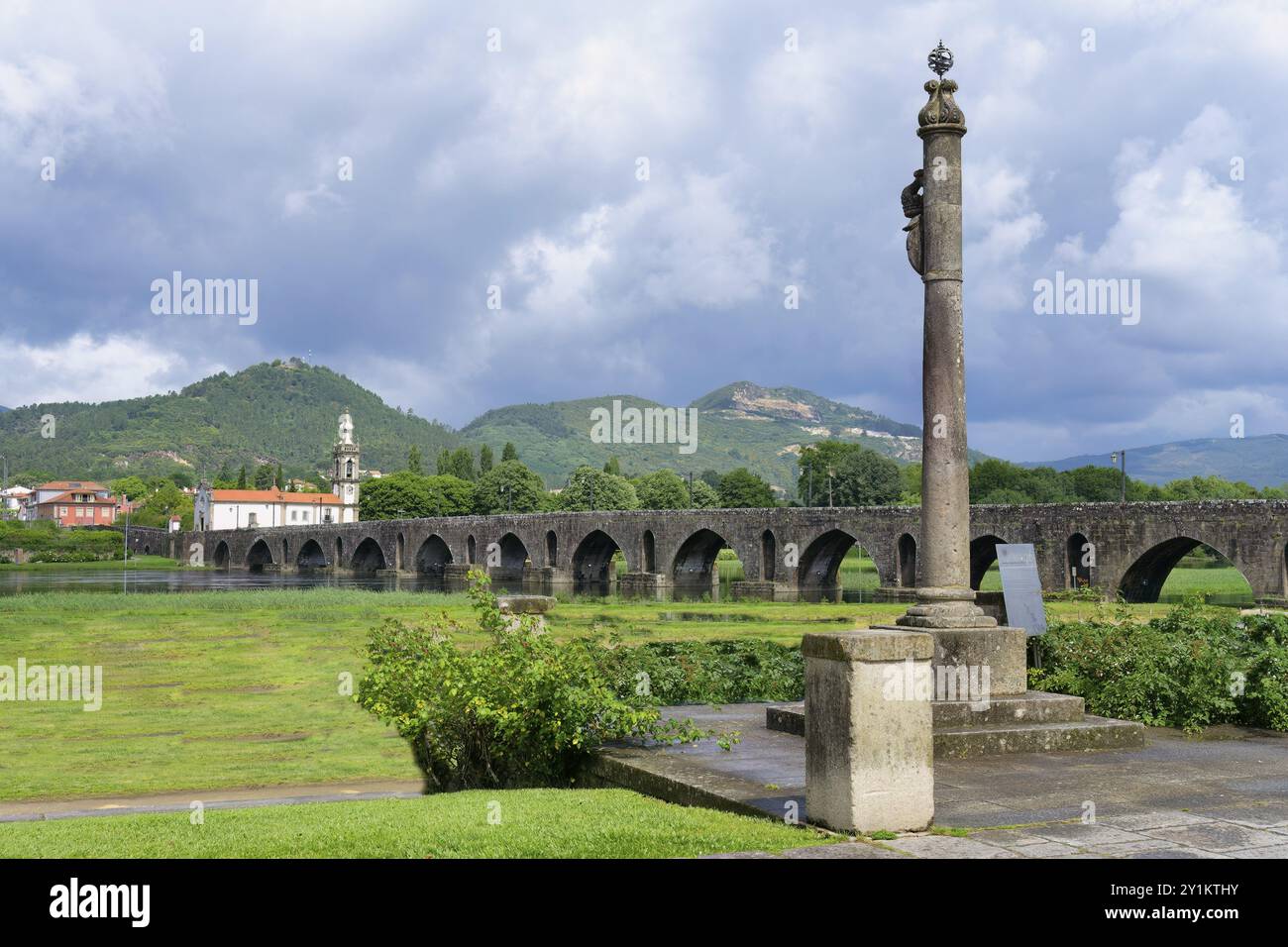 Sant'Antonio della Torre Vecchia e il ponte romano e medievale, Ponte de Lima, Minho, Portogallo, Europa Foto Stock