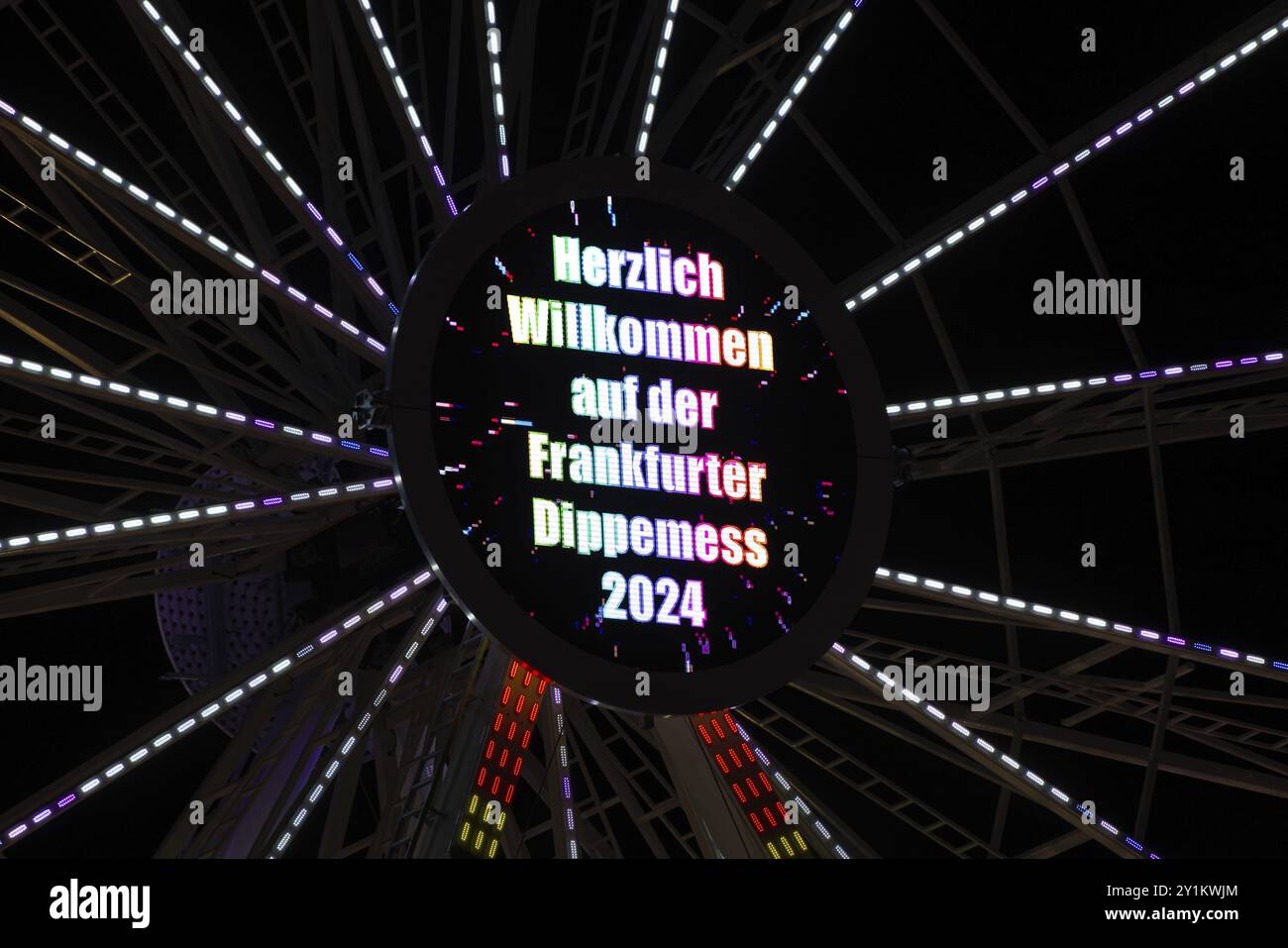 Il messaggio Benvenuti alla Frankfurt Dippemess 2024 si illumina sulla ruota panoramica presso la Dippemess di Francoforte sul meno, Eissporthalle, Francoforte sul meno Foto Stock