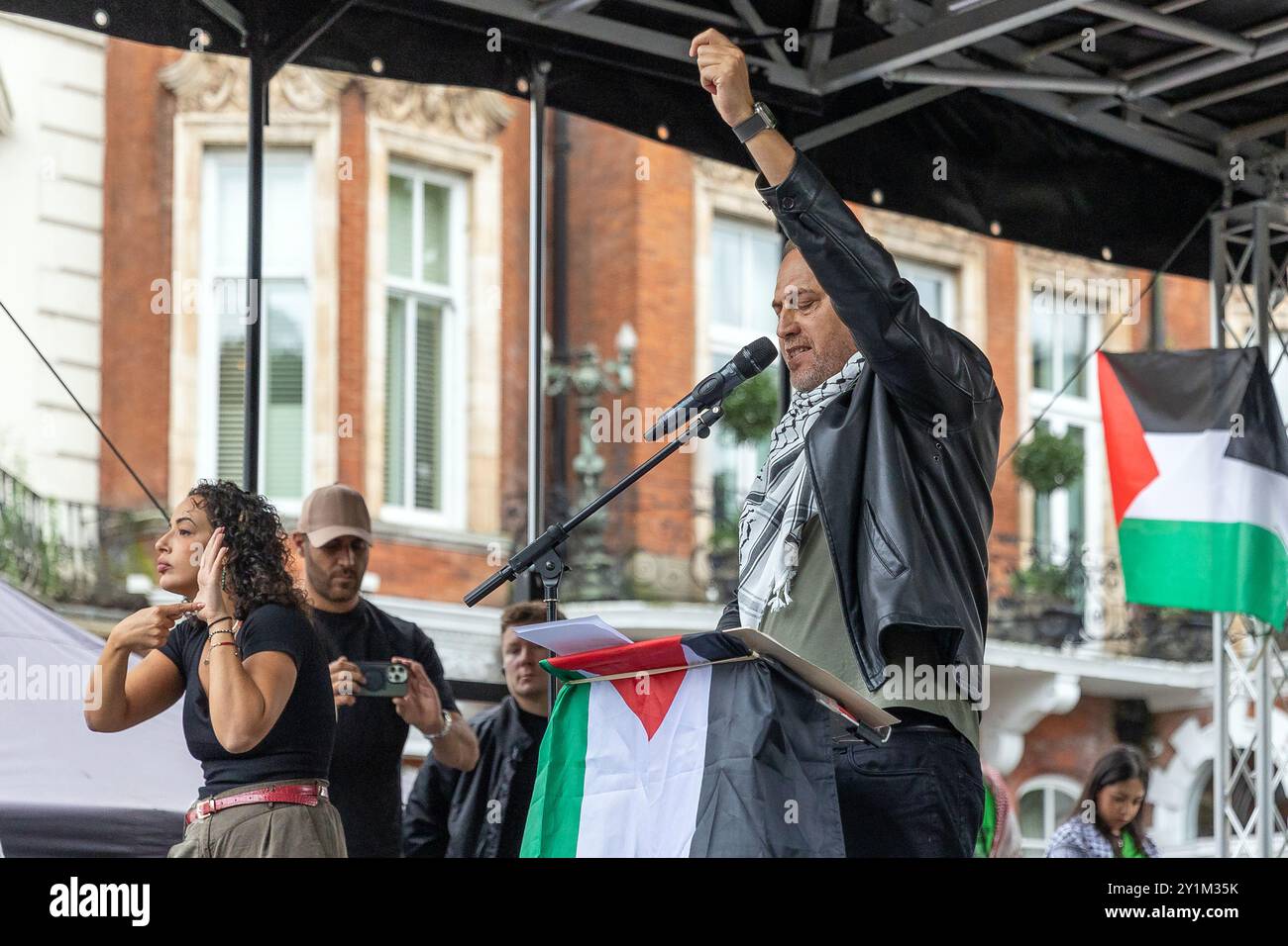 Londra, Regno Unito. 7 settembre 2024. Migliaia di manifestanti marciarono da Regent Street St James all'ambasciata israeliana a Londra. I manifestanti hanno chiesto un cessate il fuoco, la fine degli implacabili bombardamenti della Striscia di Gaza in Palestina e la fine della sua violenta occupazione, dell’apartheid e della colonizzazione del popolo palestinese. Hanno anche chiesto che il governo britannico interrompa il suo sostegno a Isreal e fermi tutte le vendite di armi a Israele. Abdullah Bailey/Alamy notizie dal vivo Foto Stock