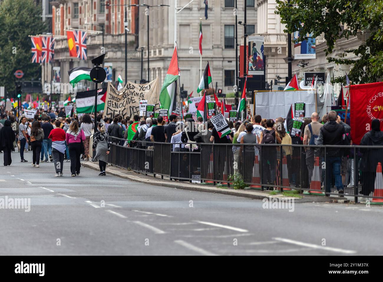 Londra, Regno Unito. 7 settembre 2024. Migliaia di manifestanti marciarono da Regent Street St James all'ambasciata israeliana a Londra. I manifestanti hanno chiesto un cessate il fuoco, la fine degli implacabili bombardamenti della Striscia di Gaza in Palestina e la fine della sua violenta occupazione, dell’apartheid e della colonizzazione del popolo palestinese. Hanno anche chiesto che il governo britannico interrompa il suo sostegno a Isreal e fermi tutte le vendite di armi a Israele. Abdullah Bailey/Alamy notizie dal vivo Foto Stock