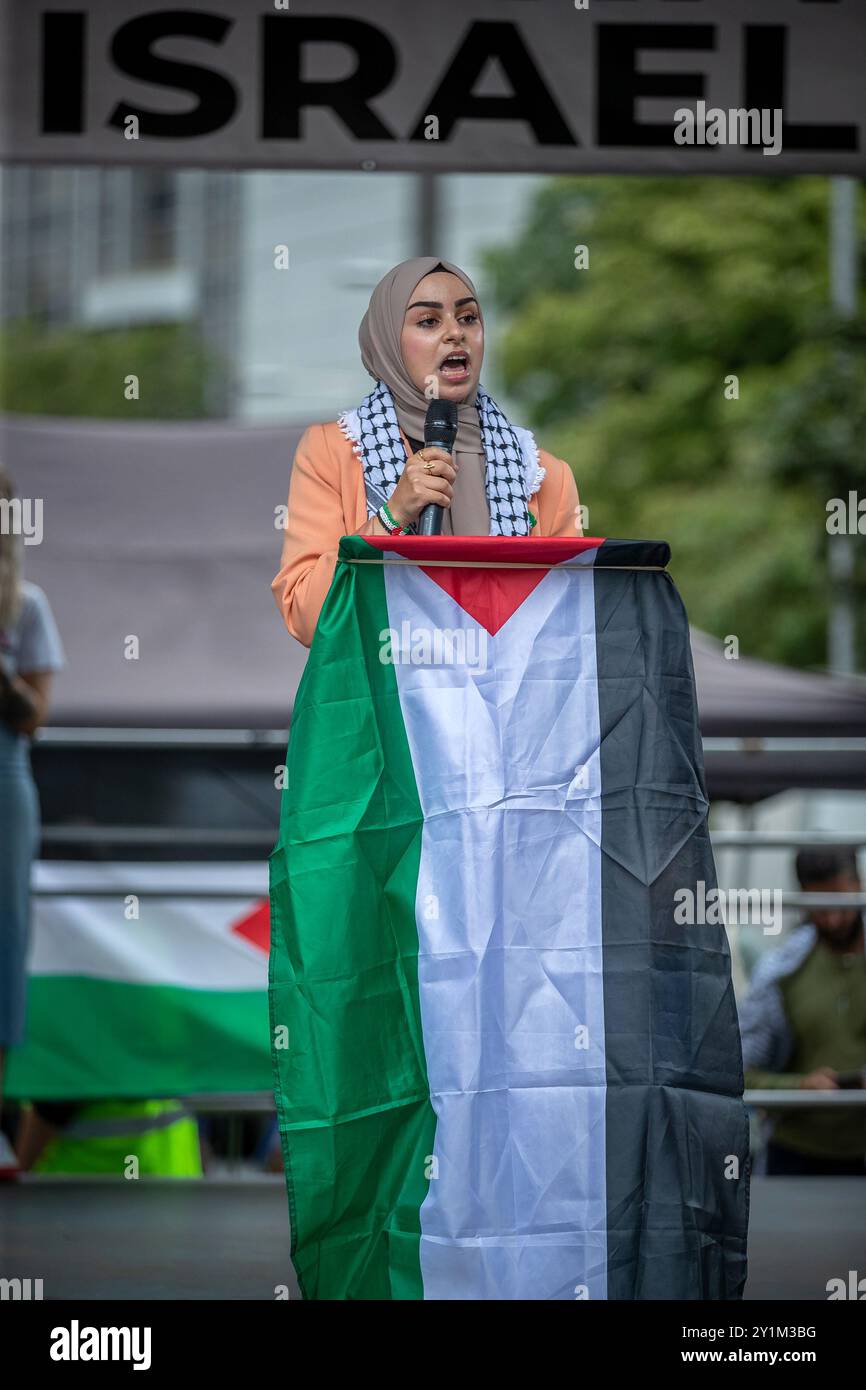 Londra, Regno Unito. 7 settembre 2024. Migliaia di manifestanti marciarono da Regent Street St James all'ambasciata israeliana a Londra. I manifestanti hanno chiesto un cessate il fuoco, la fine degli implacabili bombardamenti della Striscia di Gaza in Palestina e la fine della sua violenta occupazione, dell’apartheid e della colonizzazione del popolo palestinese. Hanno anche chiesto che il governo britannico interrompa il suo sostegno a Isreal e fermi tutte le vendite di armi a Israele. Nella foto l'attivista palestinese Leanne Mohamad Abdullah Bailey/Alamy notizie dal vivo Foto Stock