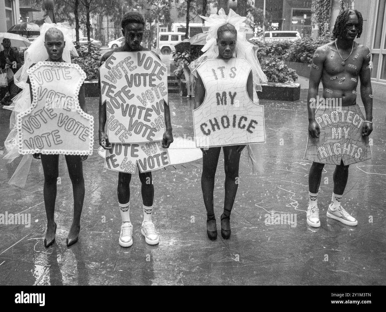 New York, New York, Stati Uniti. 7 settembre 2024. Le modelle di Jason C Peters sono presenti durante la sua settimana annuale della moda di New York nel cortile dell'hotel Four Season a Tribeca, New York. Il Peters show era privato e molto esclusivo e' focalizzato su questioni che interessano milioni di persone, tra cui il voto, i diritti e le scelte delle donne, gli atleti neri, l'amore per se stessi, libertà e altro ancora. I modelli percorreranno la passerella come "bambole di carta" ispirate alla vita reale, indossando pezzi/disegni che ha creato per mostrare questi problemi, nonché le sue 2025 linee streetwear. Con la passerella trasformata in un'Alice i Foto Stock