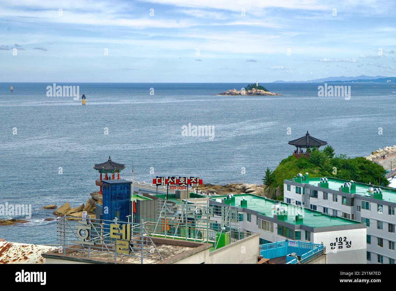 Faro di Sokcho, Yeonggeum Pavilion, Jodo Island, Bird Island, Sokcho, Corea, Mare dell'Est, vista sul faro, piattaforma dell'osservatorio, isola disabitata, s Foto Stock