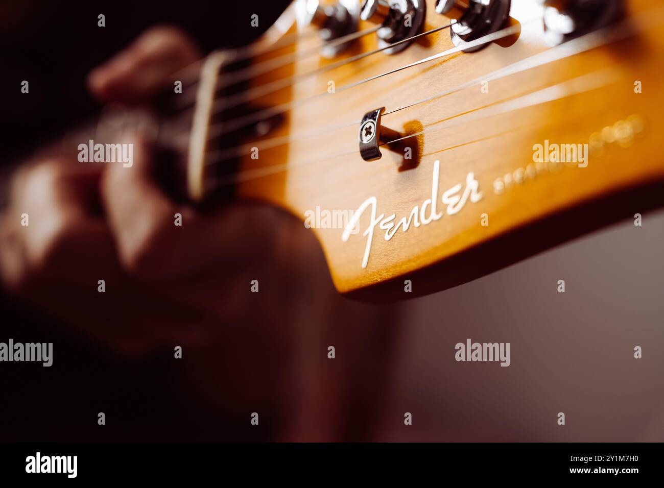 Bangkok, Thailandia - 3 luglio 2023: Fender, un produttore americano di chitarre, logo su una chitarra elettrica. Foto Stock