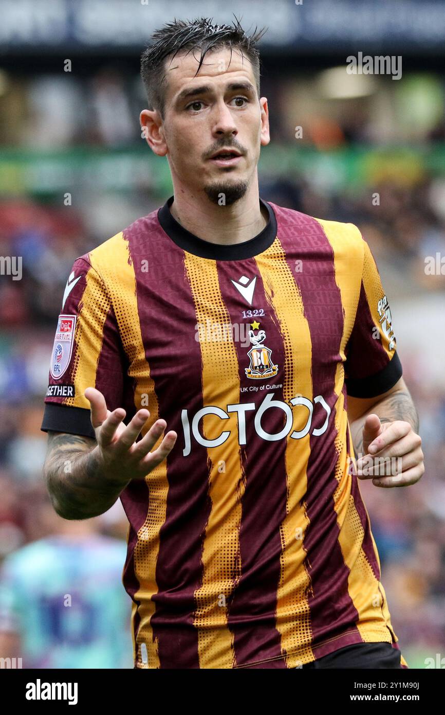 Bradford, Regno Unito. 7 settembre 2024. Valley Parade, Bradford, Inghilterra, 7 settembre 2024: Jamie Walker (7 Bradford City) durante la partita EFL Sky Bet League Two tra Bradford City e Carlisle United a Valley Parade a Bradford, Inghilterra, il 7 settembre 2024. (Sean Chandler/SPP) credito: Foto SPP Sport Press. /Alamy Live News Foto Stock