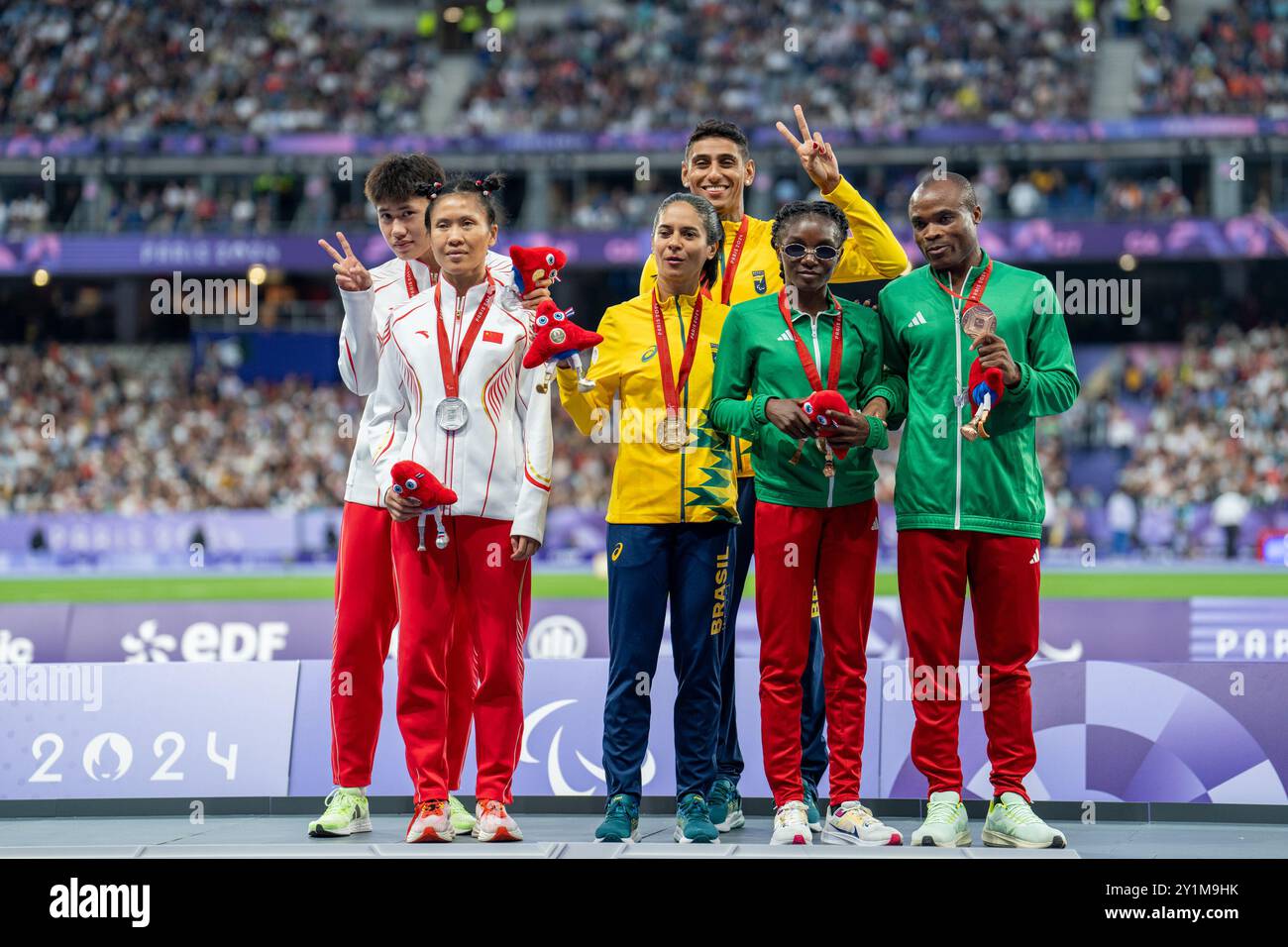 Parigi, Francia. 7 settembre 2024. Le medaglie d'oro Jerusa Geber dos Santos (3a L) e la sua guida Gabriel Aparecido dos Santos Garcia (3a R) del Brasile, le medaglie d'argento Liu Cuiqing (2a L) e la sua guida Chen Shengming (1a L) della Cina, le medaglie di bronzo Lahja Ishitile (2a R) e la sua guida Sem Shimanda di Namipose durante la cerimonia di premiazione per i Giochi olimpici di Parigi 200m T11 settembre 2024 2024. Crediti: Huang Wei/Xinhua/Alamy Live News Foto Stock