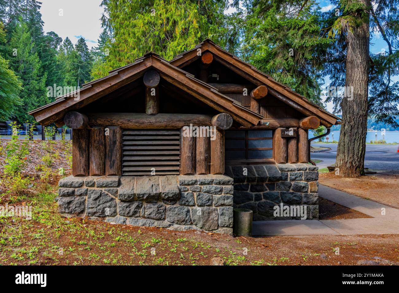 Servizi igienici rustici del parco costruiti dal Civilian Conservation Corps negli anni '1930 nel Twanoh State Park, Washington State, USA Foto Stock