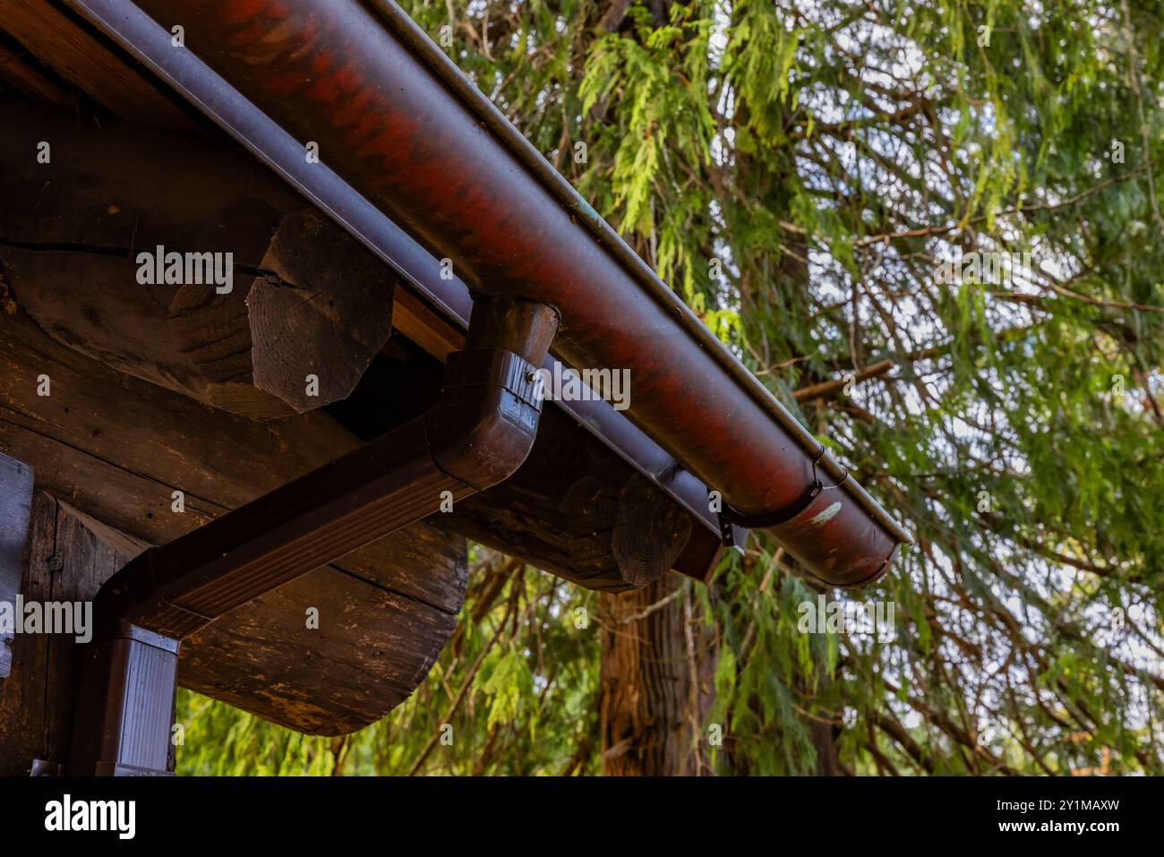 Grondaia di rame sul bagno rustico del parco costruito dal Civilian Conservation Corps negli anni '1930 nel Twanoh State Park, Washington State, USA Foto Stock