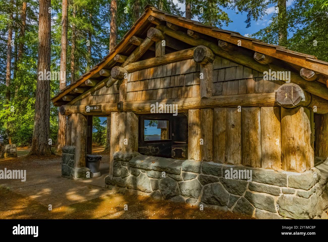 Padiglione per picnic in un parco rustico costruito dal Civilian Conservation Corps negli anni '1930 nel Twanoh State Park, Washington State, USA Foto Stock