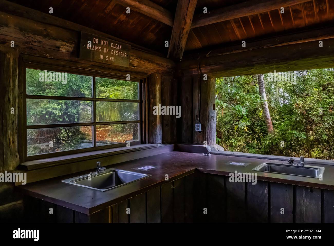 Padiglione per picnic in un parco rustico costruito dal Civilian Conservation Corps negli anni '1930 nel Twanoh State Park, Washington State, USA Foto Stock