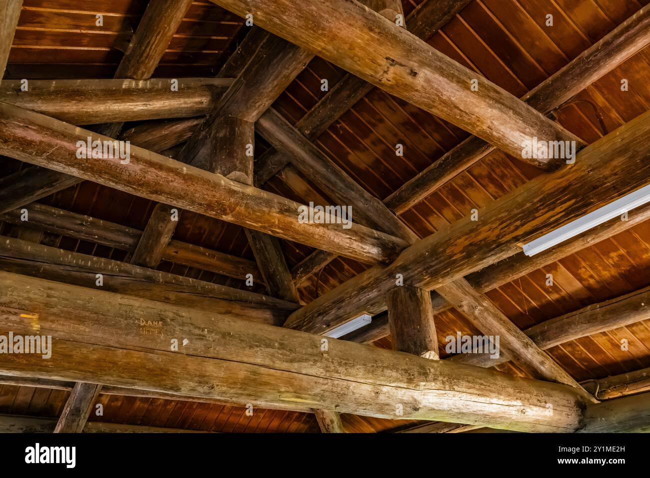 Padiglione per picnic in un parco rustico costruito dal Civilian Conservation Corps negli anni '1930 nel Twanoh State Park, Washington State, USA Foto Stock