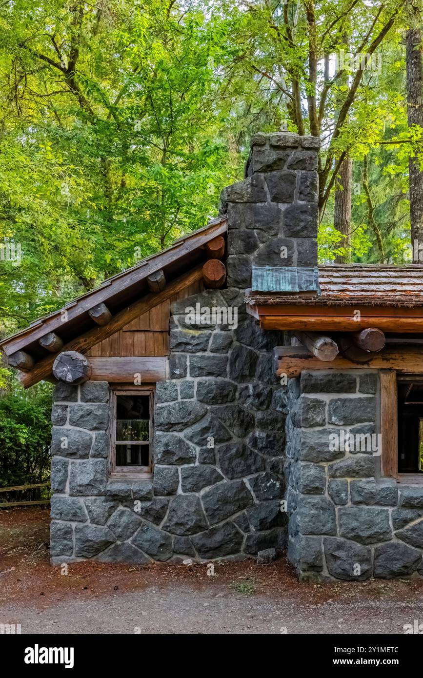 Padiglione per picnic in un parco rustico costruito dal Civilian Conservation Corps negli anni '1930 nel Twanoh State Park, Washington State, USA Foto Stock