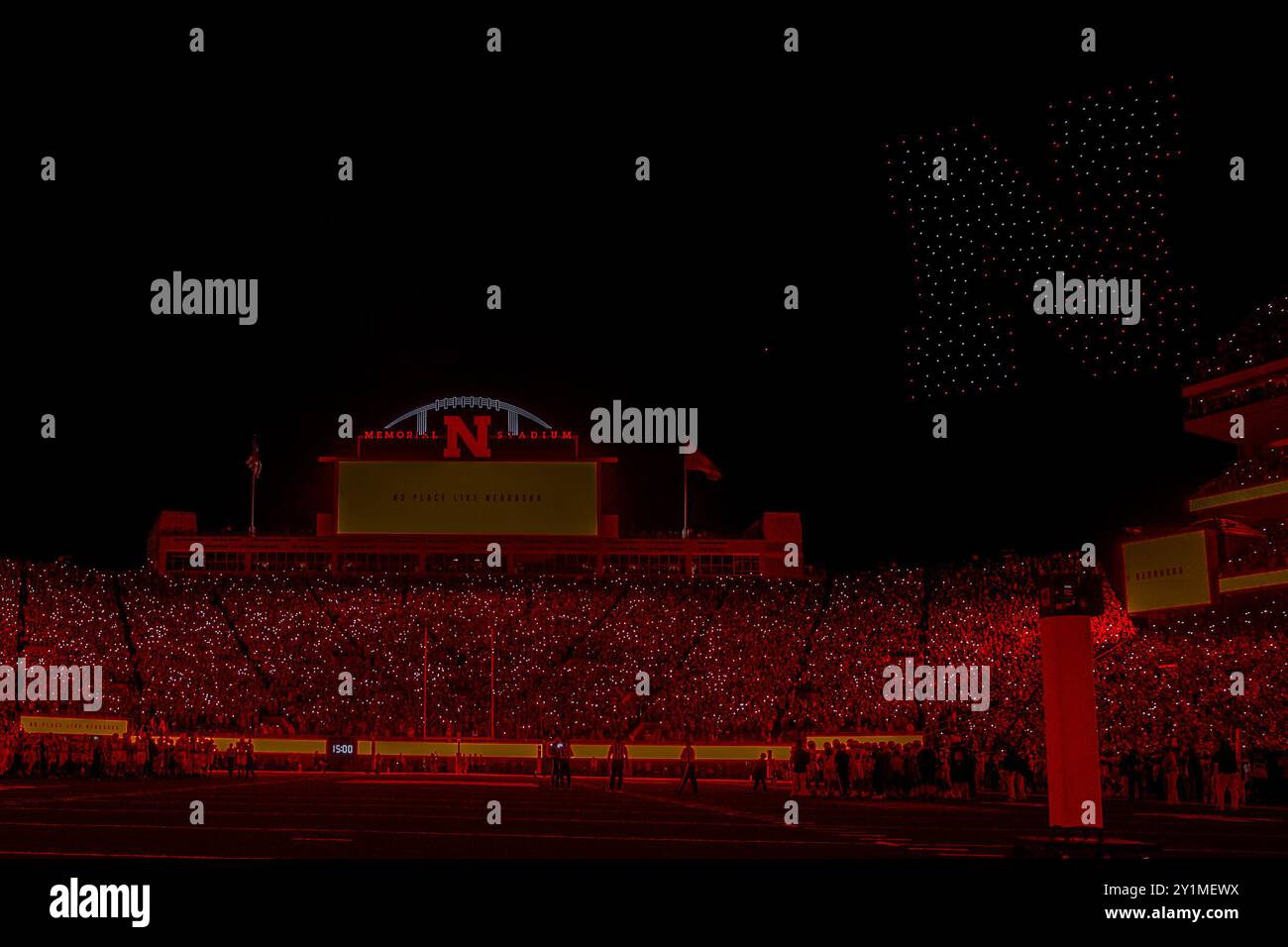 Lincoln, Nebraska. USA 7 settembre 2024. - I Nebraska Cornhuskers hanno messo in mostra un drone all'inizio del terzo quarto durante una partita di football della NCAA Division 1 tra i Colorado Buffalos e i Nebraska Cornhuskers al Memorial Stadium di Lincoln, Nebraska. Il Nebraska ha vinto 28-10.presenze: 86.906.398esima vendita consecutiva. Michael Spomer/Cal Sport Media/Alamy Live News Foto Stock
