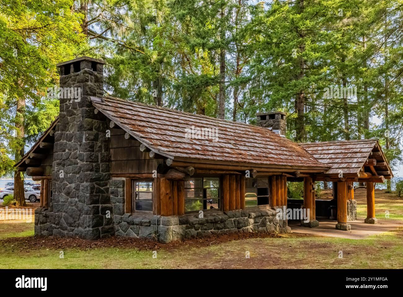 Padiglione per picnic in un parco rustico costruito dal Civilian Conservation Corps negli anni '1930 nel Twanoh State Park, Washington State, USA Foto Stock