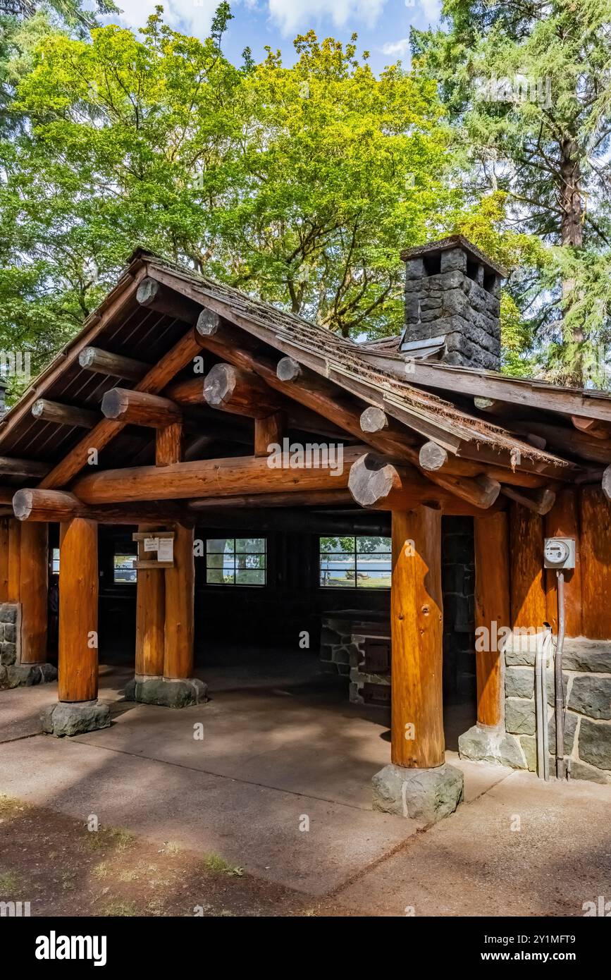 Padiglione per picnic in un parco rustico costruito dal Civilian Conservation Corps negli anni '1930 nel Twanoh State Park, Washington State, USA Foto Stock