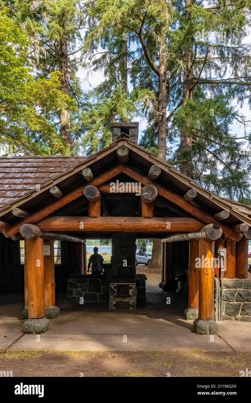 Padiglione per picnic in un parco rustico costruito dal Civilian Conservation Corps negli anni '1930 nel Twanoh State Park, Washington State, USA Foto Stock