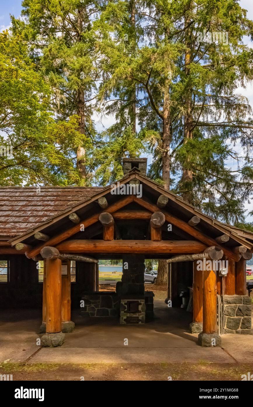 Padiglione per picnic in un parco rustico costruito dal Civilian Conservation Corps negli anni '1930 nel Twanoh State Park, Washington State, USA Foto Stock