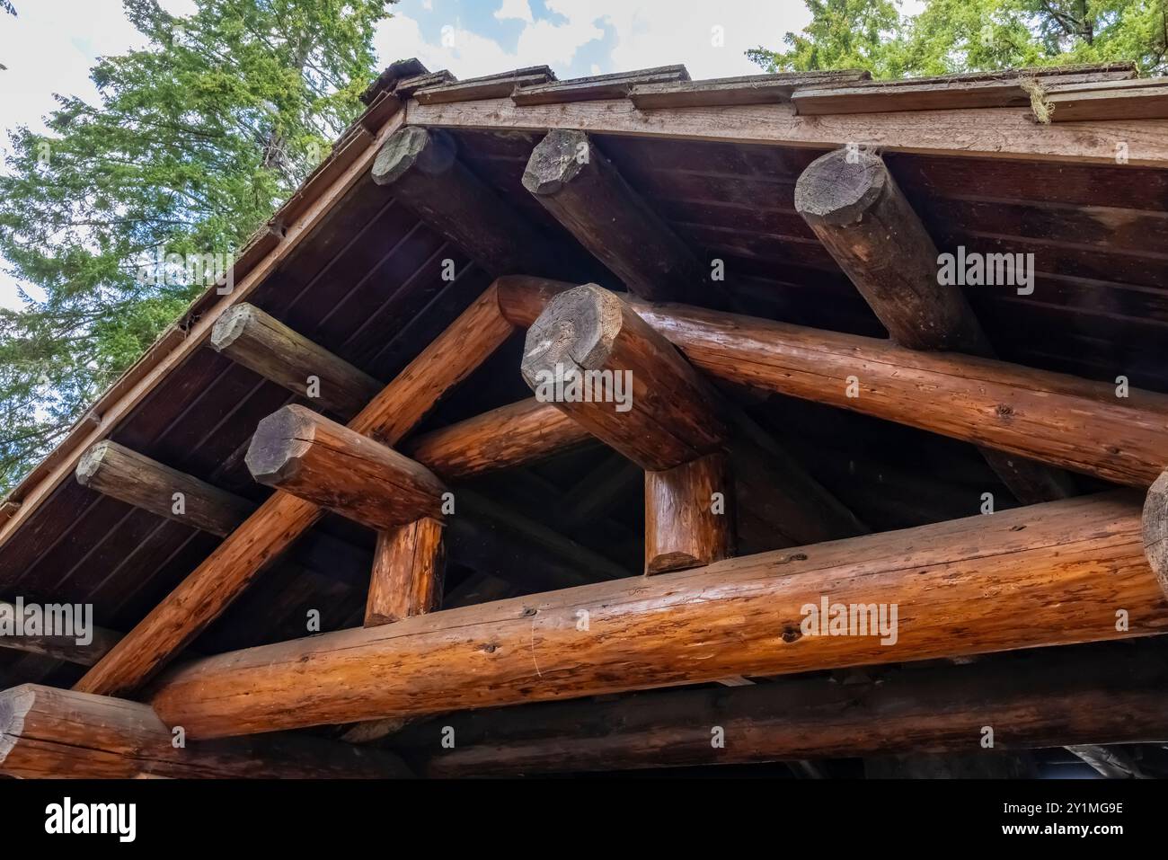 Padiglione per picnic in un parco rustico costruito dal Civilian Conservation Corps negli anni '1930 nel Twanoh State Park, Washington State, USA Foto Stock