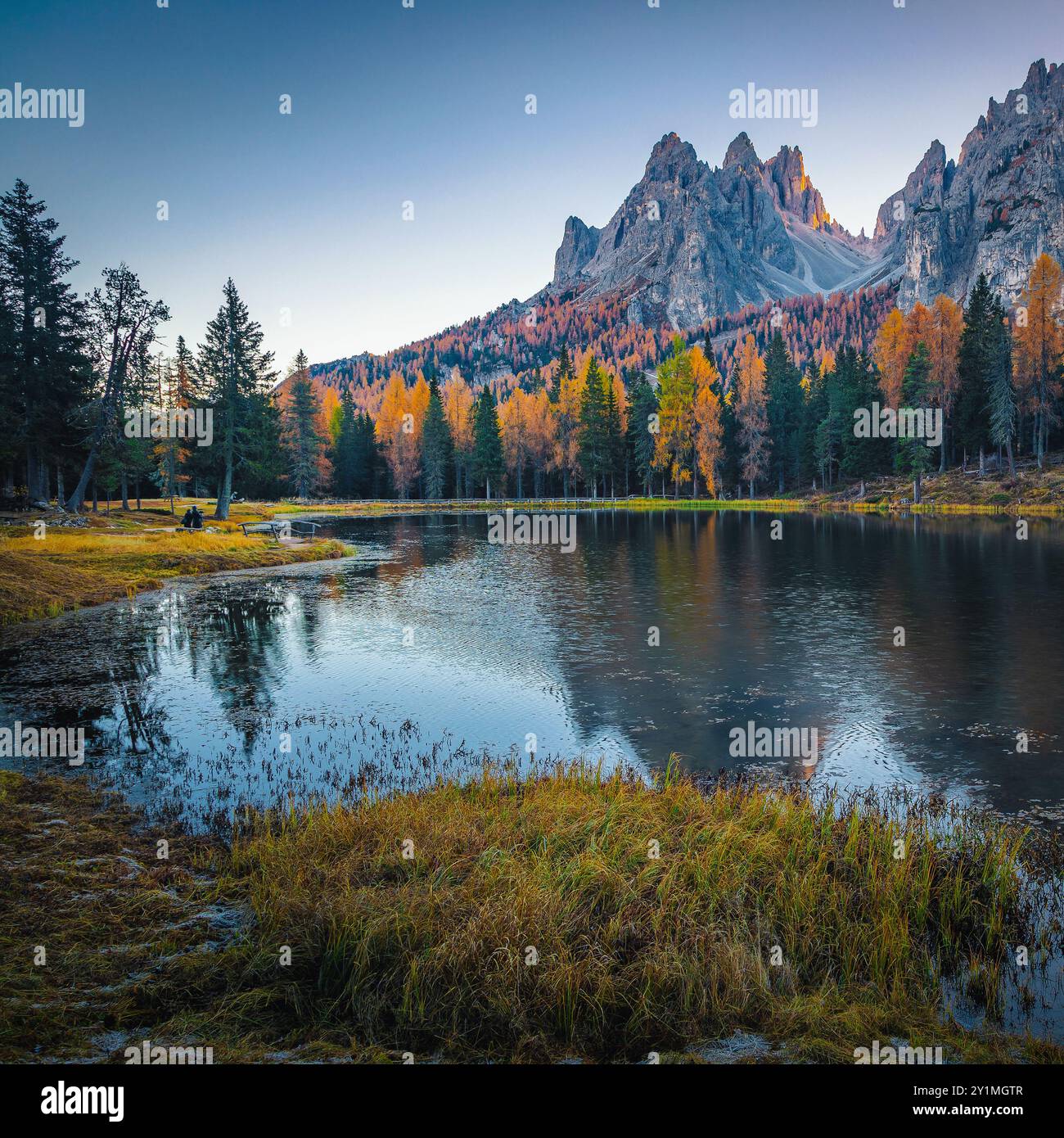 Ammirevole scenario naturale autunnale con lago alpino e alte scogliere nelle Dolomiti all'alba, lago di Antorno, Italia, Europa Foto Stock