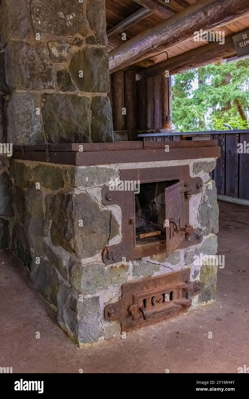 Stufa a legna nel padiglione picnic del parco rustico costruito dal Civilian Conservation Corps negli anni '1930 nel Twanoh State Park, Washington State, USA Foto Stock