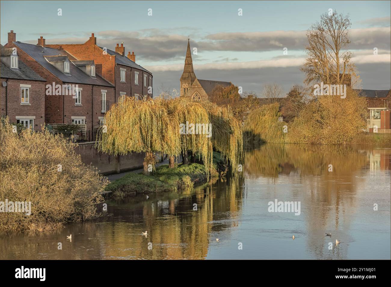 Shrewsbury, Shropshire, Regno Unito - 22 novembre 2022 - Guarda il fiume Severn al tramonto facendo un'attraente luce Foto Stock