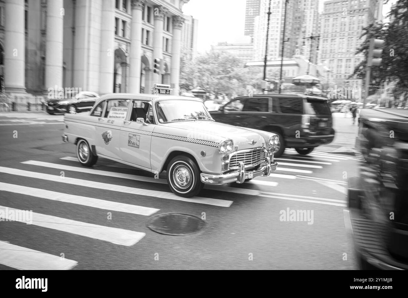 New York, New York, Stati Uniti. 7 settembre 2024. Un vecchio taxi Checkered di New York City passa accanto alla sfilata di moda Prabal Gurung in una strada centrale di New York. Gurung ha posto l'attenzione sulla qualità e l'innovazione. Gurung e' all'avanguardia della moda americana con disegni indossati da donne di spicco, tra cui la First Lady Michelle Obama e la Duchessa di Cambridge, per citarne alcuni ufficiali. (Immagine di credito: © Brian Branch Price/ZUMA Press Wire) SOLO PER USO EDITORIALE! Non per USO commerciale! Foto Stock