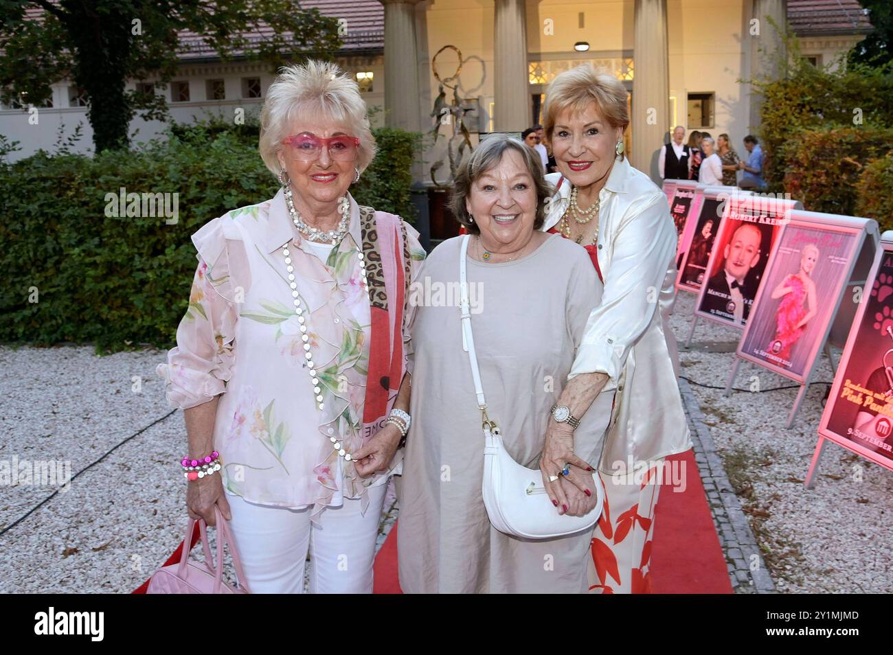 Stefanie Simon, Angelika Mann und Dorit Klutmann bei der Premiere des Theaterstücks Stasi, stress und Stolperfallen im Schlosspark Theater. Berlino, 07.09.2024 *** Stefanie Simon, Angelika Mann e Dorit Klutmann alla prima dello spettacolo Stasi, stress und Stolperfallen allo Schlosspark Theater Berlin, 07 09 2024 foto:XF.xKernx/xFuturexImagex stress_4901 Foto Stock