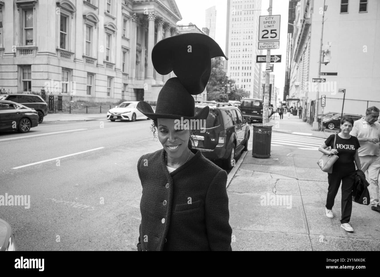 New York, New York, Stati Uniti. 7 settembre 2024. JUNE AMBROSE appare prima della sfilata Prabal Gurung in una strada centrale a New York. Gurung ha posto l'attenzione sulla qualità e l'innovazione. Gurung e' all'avanguardia della moda americana con disegni indossati da donne di spicco, tra cui la First Lady Michelle Obama e la Duchessa di Cambridge, per citarne alcuni ufficiali. (Immagine di credito: © Brian Branch Price/ZUMA Press Wire) SOLO PER USO EDITORIALE! Non per USO commerciale! Foto Stock