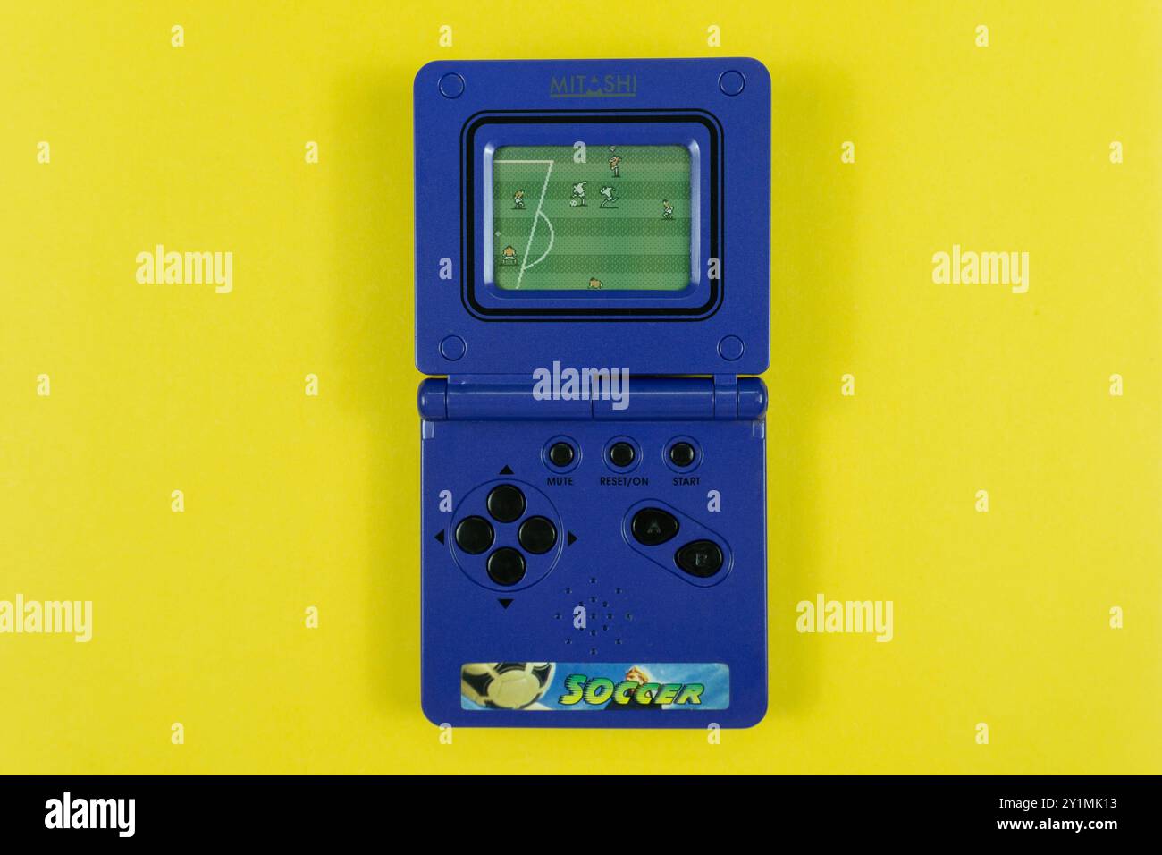 Vista dall'alto di una classica console per videogiochi da calcio tascabile Mitashi. Foto Stock
