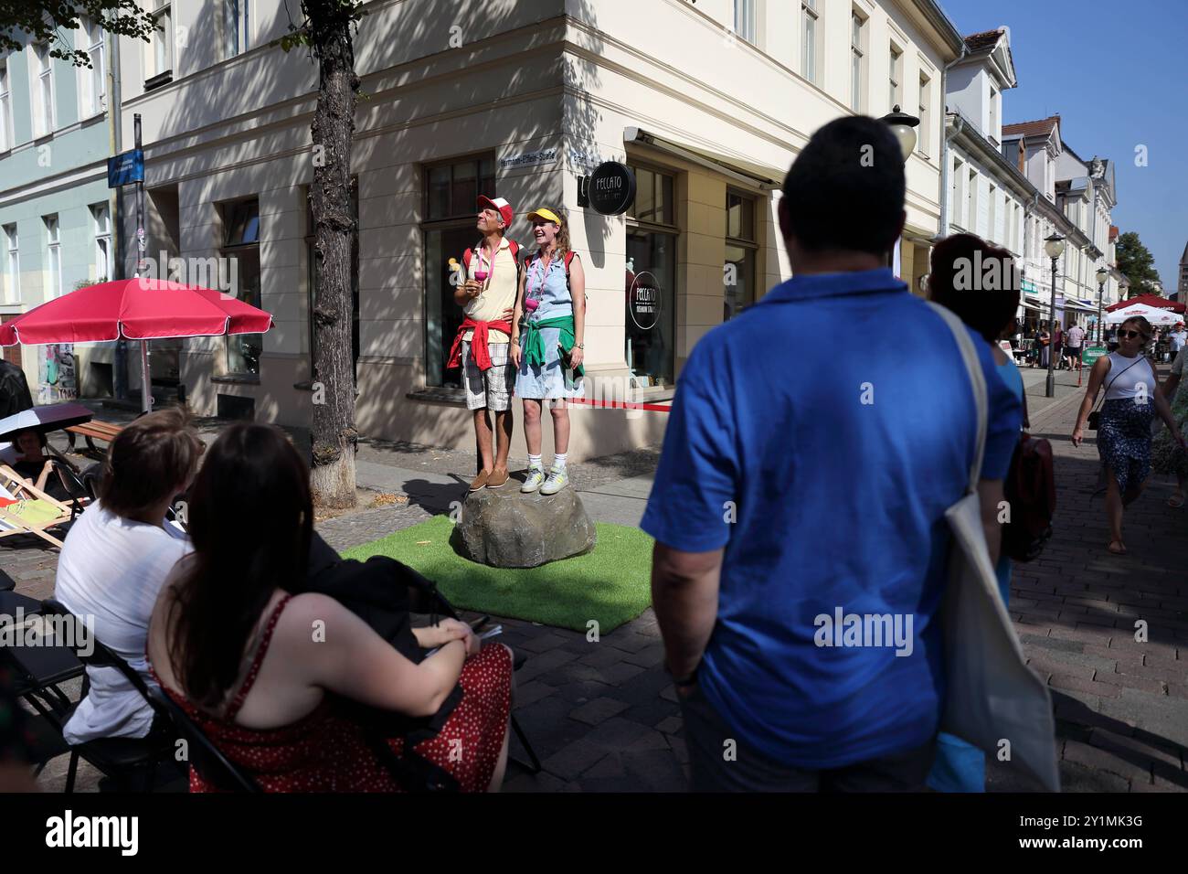 Alina Wolff und Jan Hallmann spielen eine Szene aus Bondi Beach im Rahmen der Aktion Schauspielfenster, bei der Stücke der kommenden Spielzeit am Hans otto Theater präsentiert werden, Brandenburger Straße, Potsdam, 7. Settembre 2024. Hans otto Theater Potsdam Aktion Schauspielfenster *** Alina Wolff e Jan Hallmann eseguono una scena da Bondi Beach come parte della campagna Schauspielfenster, in cui le opere della prossima stagione saranno presentate al Hans otto Theater, Brandenburger Straße, Potsdam, 7 settembre 2024 Hans otto Theater Potsdam Aktion Schauspielfenster Foto Stock