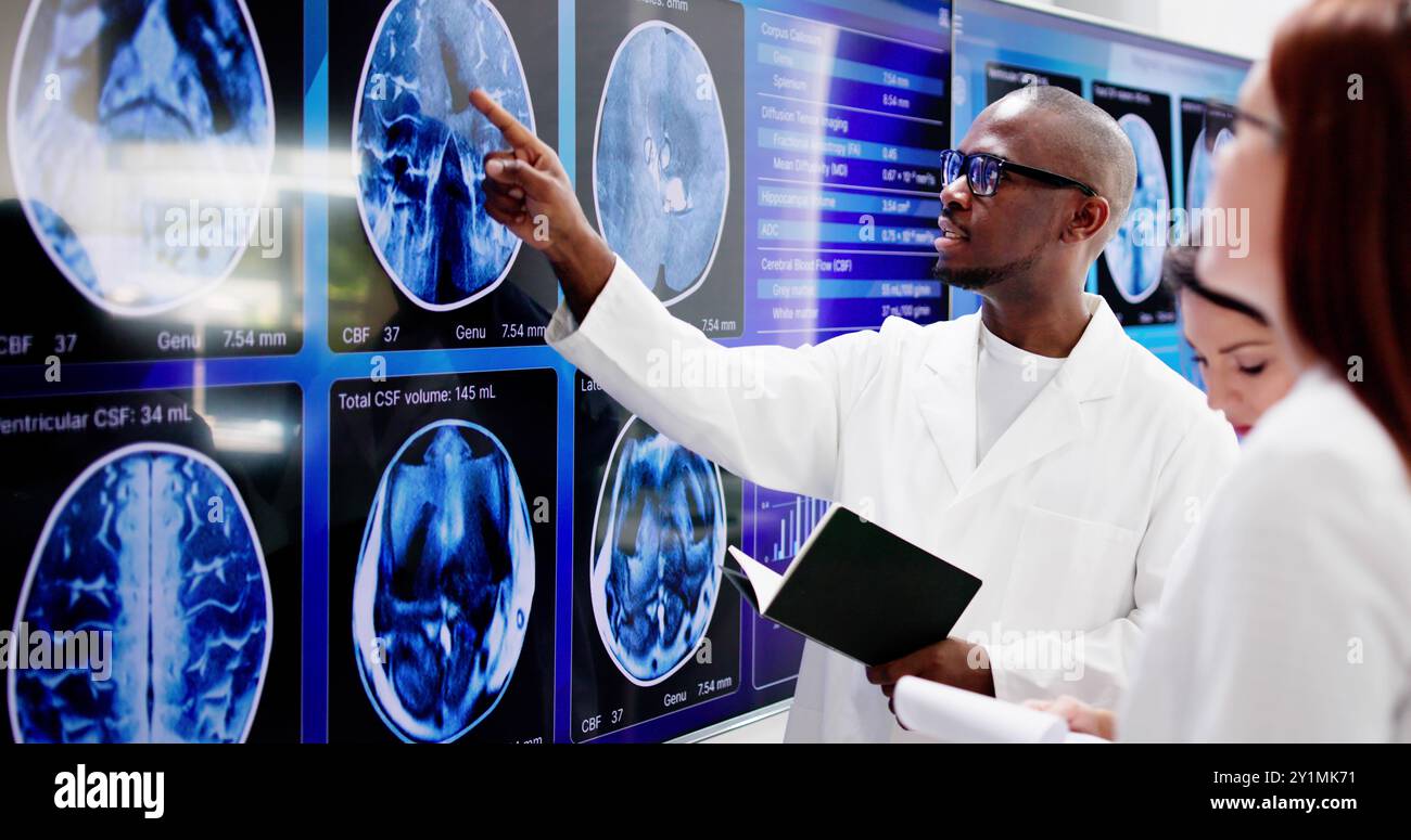 Medici in clinica che guardano la scansione della risonanza magnetica cerebrale. Diagnosi neurologica Foto Stock