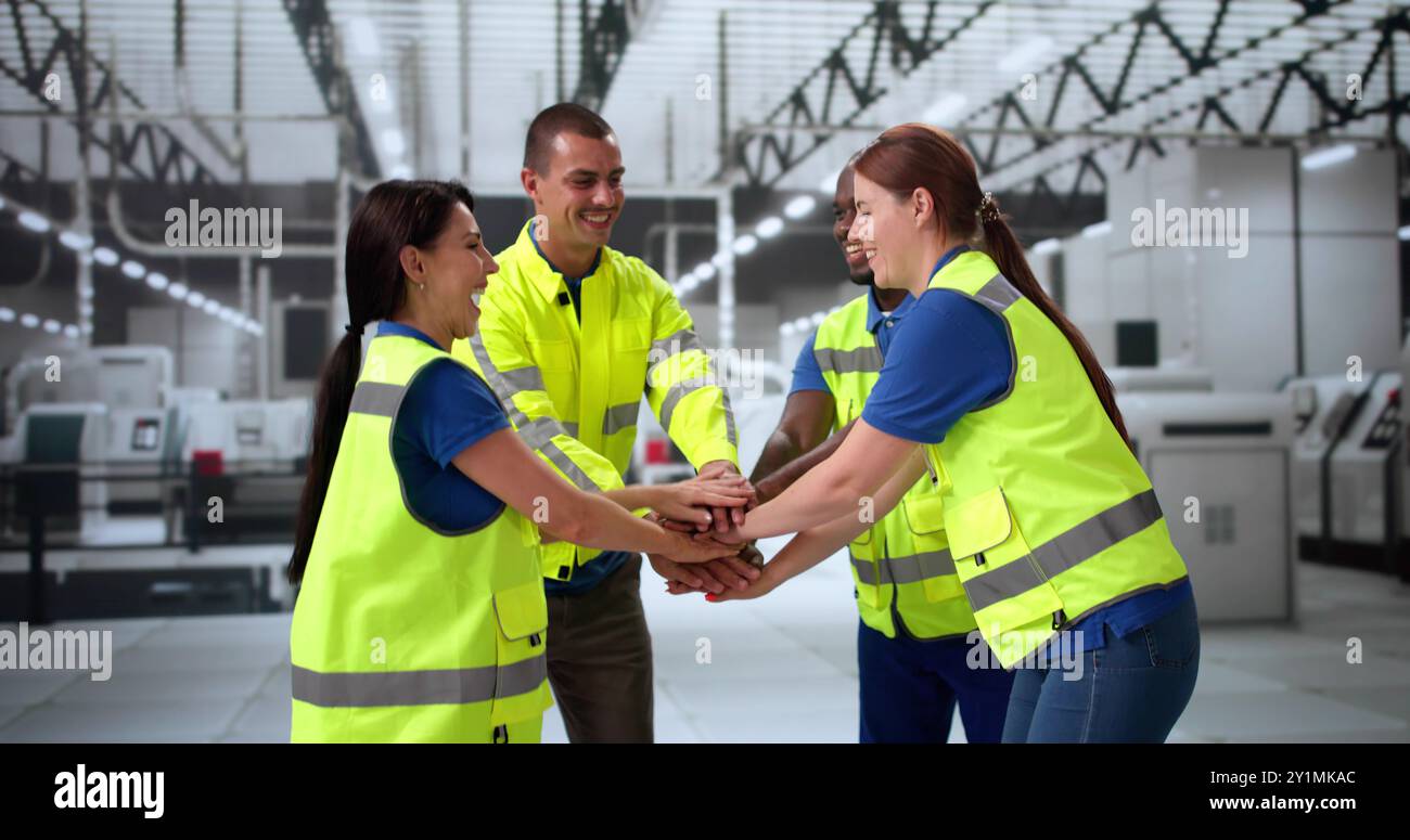 Team Spirit e coesione in fabbrica. Mani di supporto Foto Stock