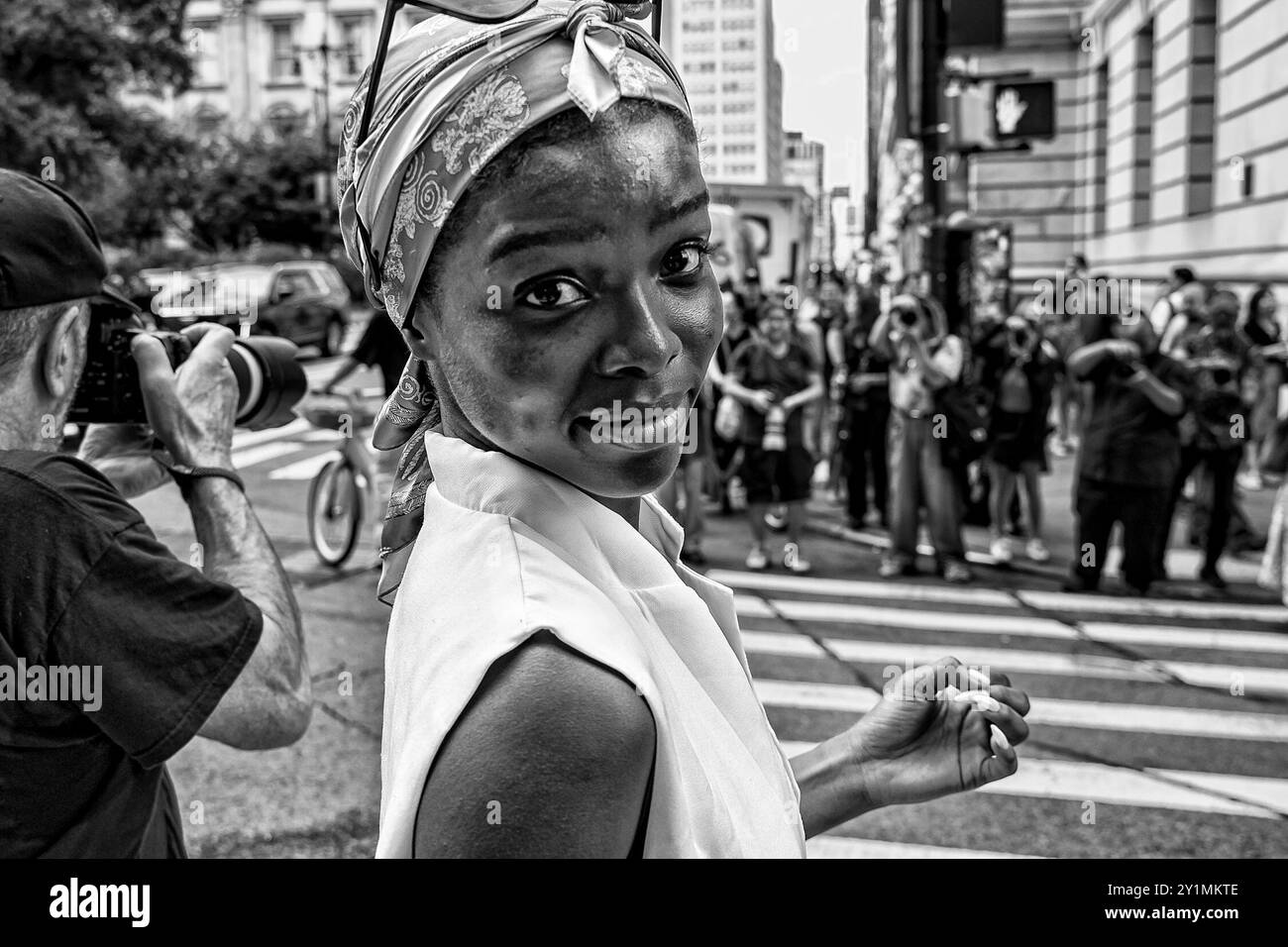 New York, New York, Stati Uniti. 7 settembre 2024. La modella professionista ELAINE PALICO, 22 anni della Columbia, Sud America, lascia la pista dopo essere stata modella alla sfilata Prabal Gurung in una delle strade principali di New York. Gurung ha posto l'attenzione sulla qualità e l'innovazione. Gurung e' all'avanguardia della moda americana con disegni indossati da donne di spicco, tra cui la First Lady Michelle Obama e la Duchessa di Cambridge, per citarne alcuni ufficiali. (Immagine di credito: © Brian Branch Price/ZUMA Press Wire) SOLO PER USO EDITORIALE! Non per USO commerciale! Foto Stock