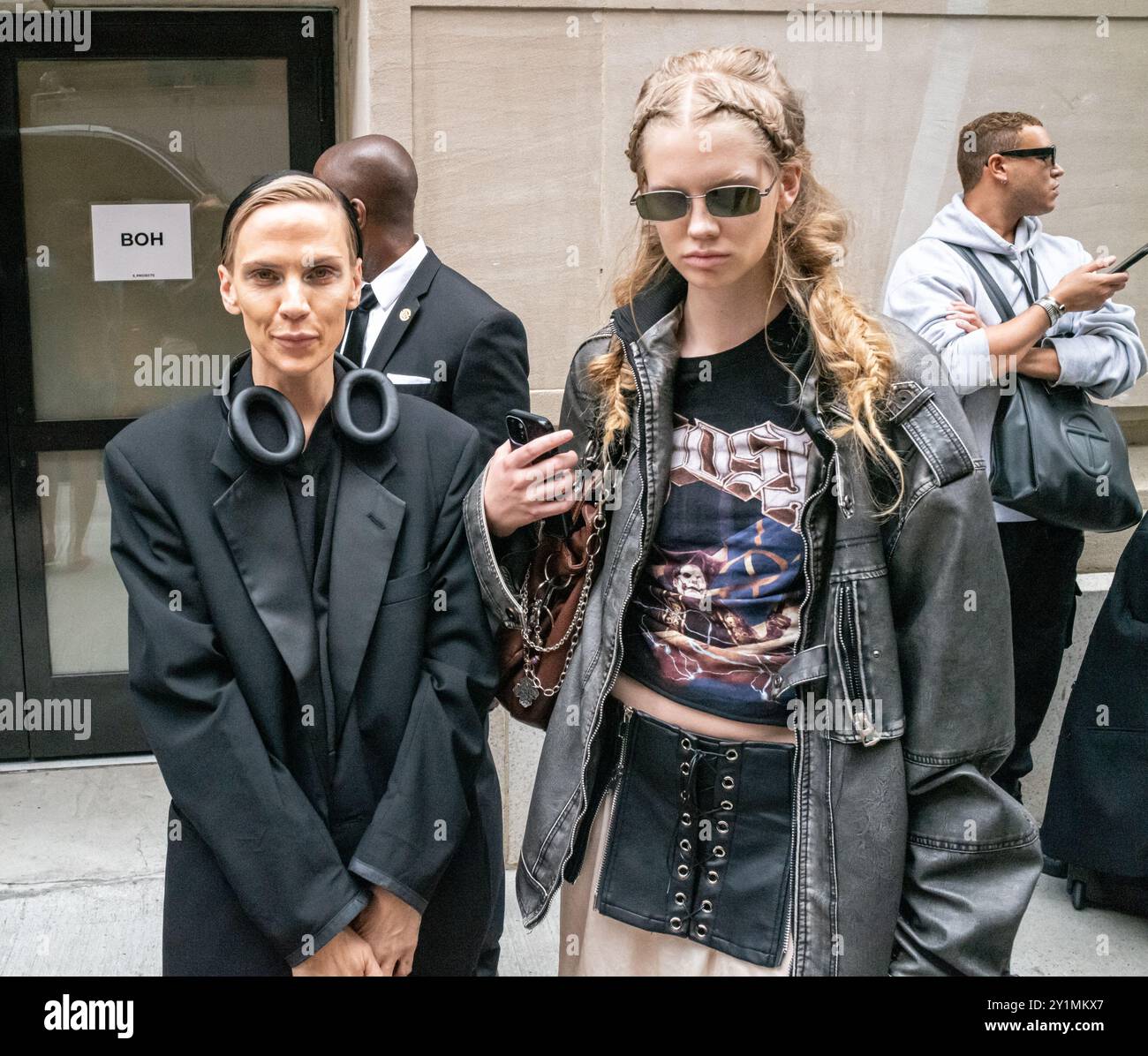 New York, New York, Stati Uniti. 7 settembre 2024. Gli influencer della Fashion Week MALI GHANDI e SARAH FERGUSSEN lasciano lo show Who decide War alla Hall Des Lumieres durante la settimana della moda a New York Fashion Week. (Immagine di credito: © Brian Branch Price/ZUMA Press Wire) SOLO PER USO EDITORIALE! Non per USO commerciale! Foto Stock