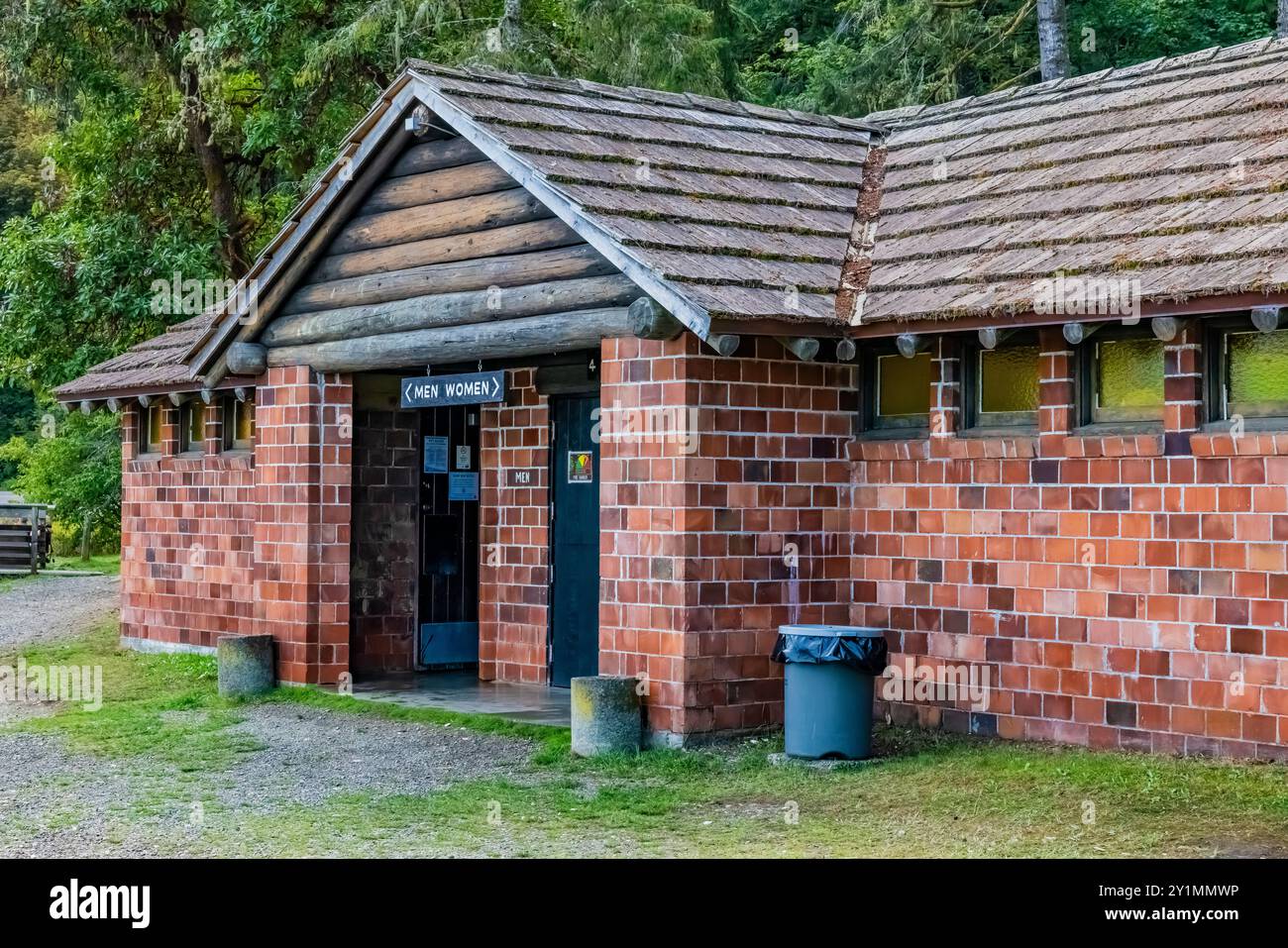 Bagno rustico in mattoni e tronchi costruito dal Civilian Conservation Corps negli anni '1930 nel Twanoh State Park, Washington State, USA Foto Stock