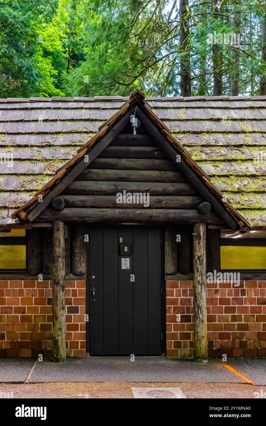 Bagno rustico in mattoni e tronchi costruito dal Civilian Conservation Corps negli anni '1930 nel Twanoh State Park, Washington State, USA Foto Stock
