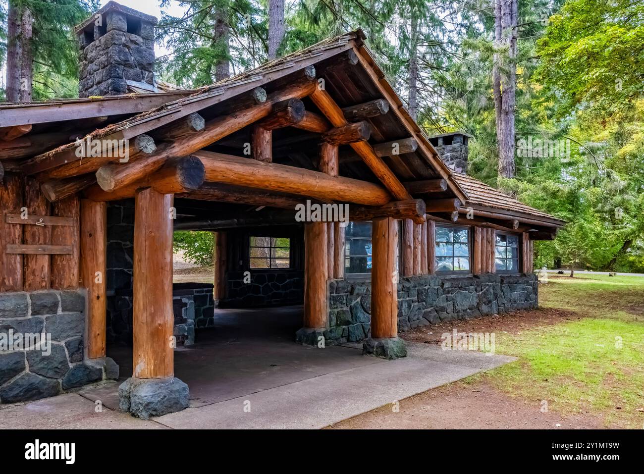 Padiglione per picnic in un parco rustico costruito dal Civilian Conservation Corps negli anni '1930 nel Twanoh State Park, Washington State, USA Foto Stock