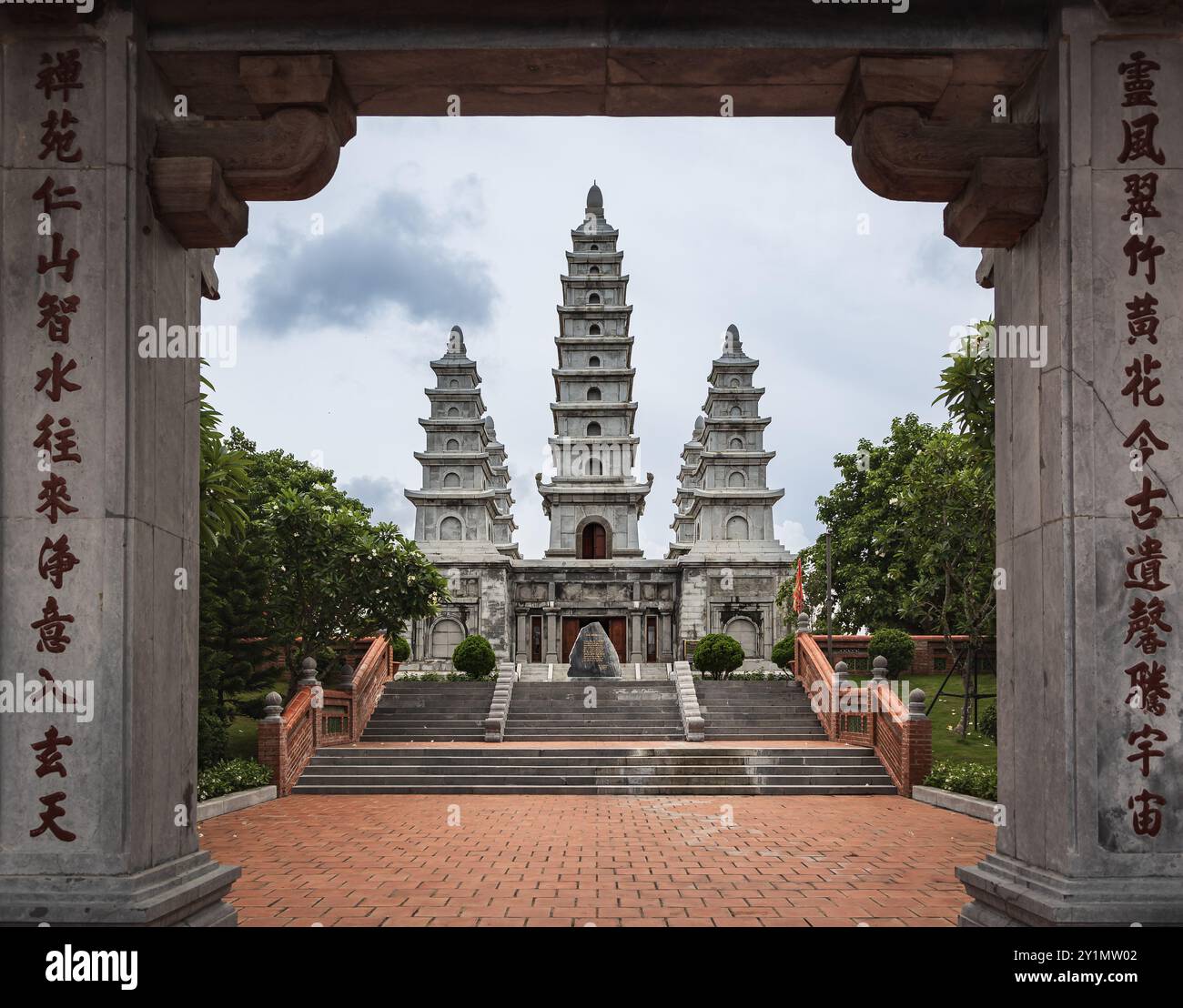 Bao hai Linh Thong Pagoda Hon GAI, Quang Ninh, Vietnam a ha Long. Antica architettura vietnamita a pagoda del 17-18 secolo e l'arte unica di circa Foto Stock