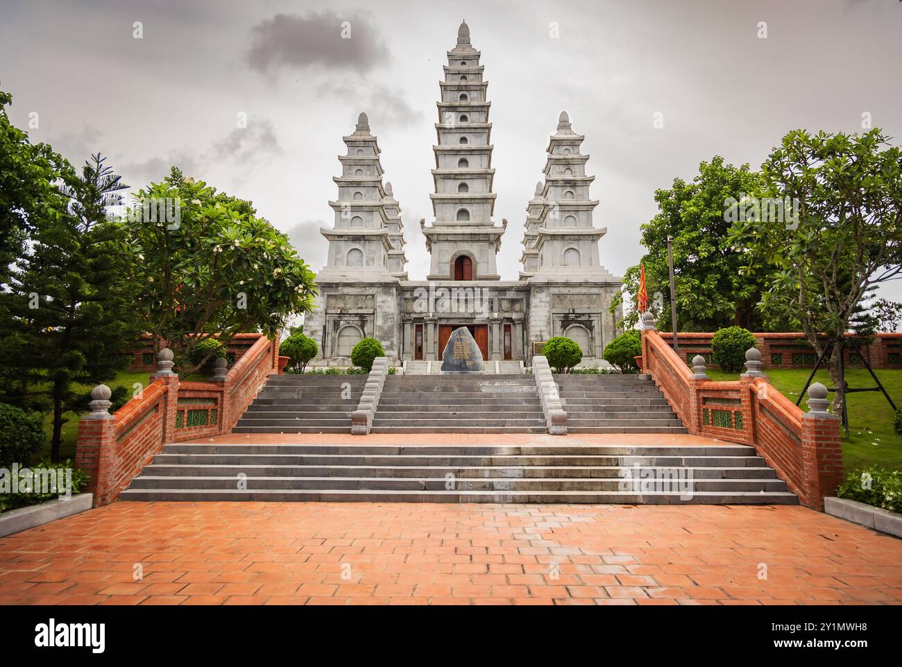 Bao hai Linh Thong Pagoda Hon GAI, Quang Ninh, Vietnam a ha Long. Antica architettura vietnamita a pagoda del 17-18 secolo e l'arte unica di circa Foto Stock