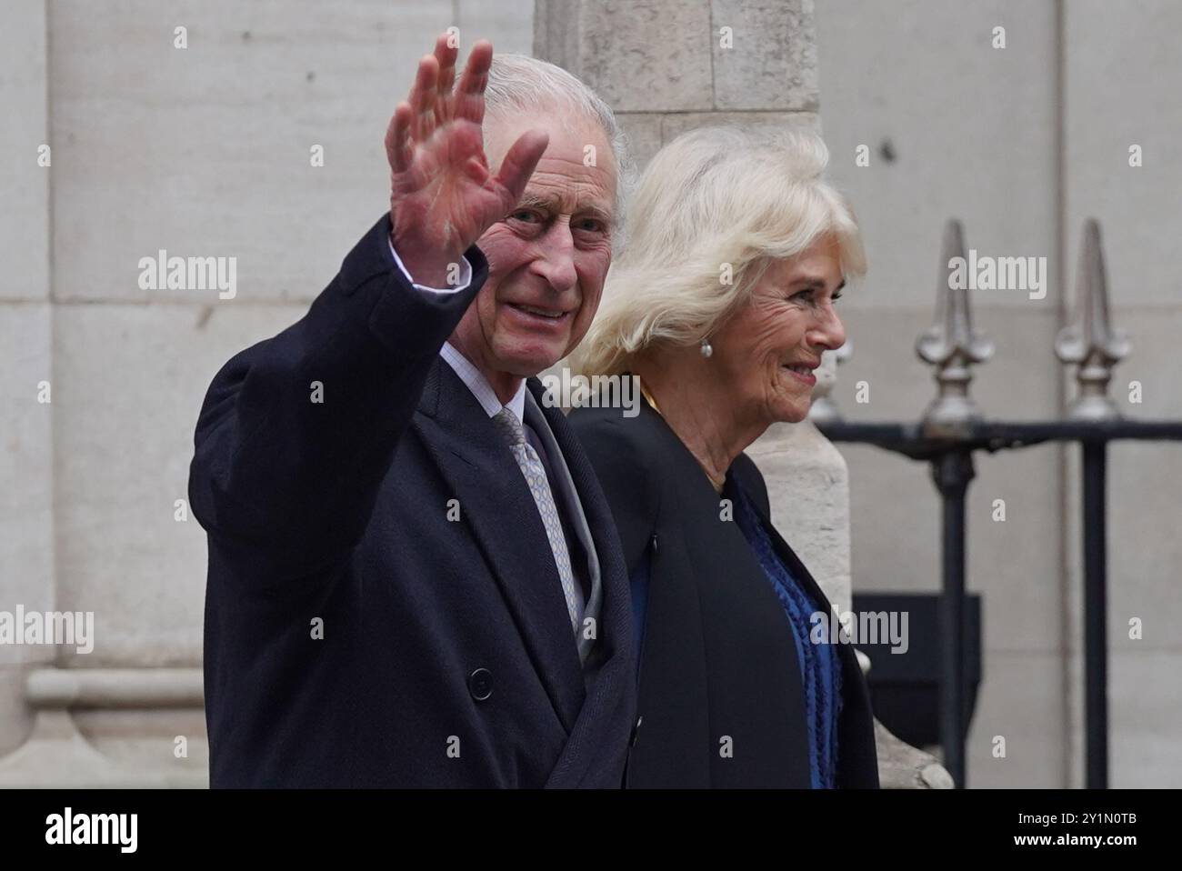 File foto datata 29/01/24 della regina Camilla, con suo marito, re Carlo III mentre lascia la London Clinic nel centro di Londra dopo aver trascorso tre notti ricevendo cure mediche a seguito di un trattamento per una prostata allargata. Il re affrontò una "montagne russe" secondo anno come sovrano, con la regina che si dimostrò la "star dello spettacolo" grazie al suo sostegno per suo marito e la monarchia, ha detto un esperto reale. Data di pubblicazione: Domenica 8 settembre 2024. Foto Stock