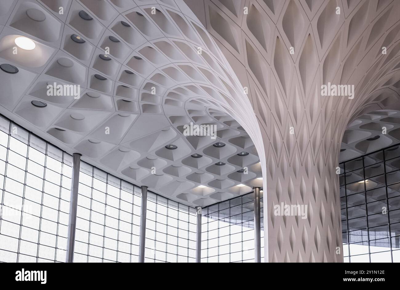 Design e architettura degli interni moderni e futuristici all'aeroporto internazionale di Mumbai IN INDIA. Aeroporto Internazionale Chatrapati Shivaji. Moderno b Foto Stock