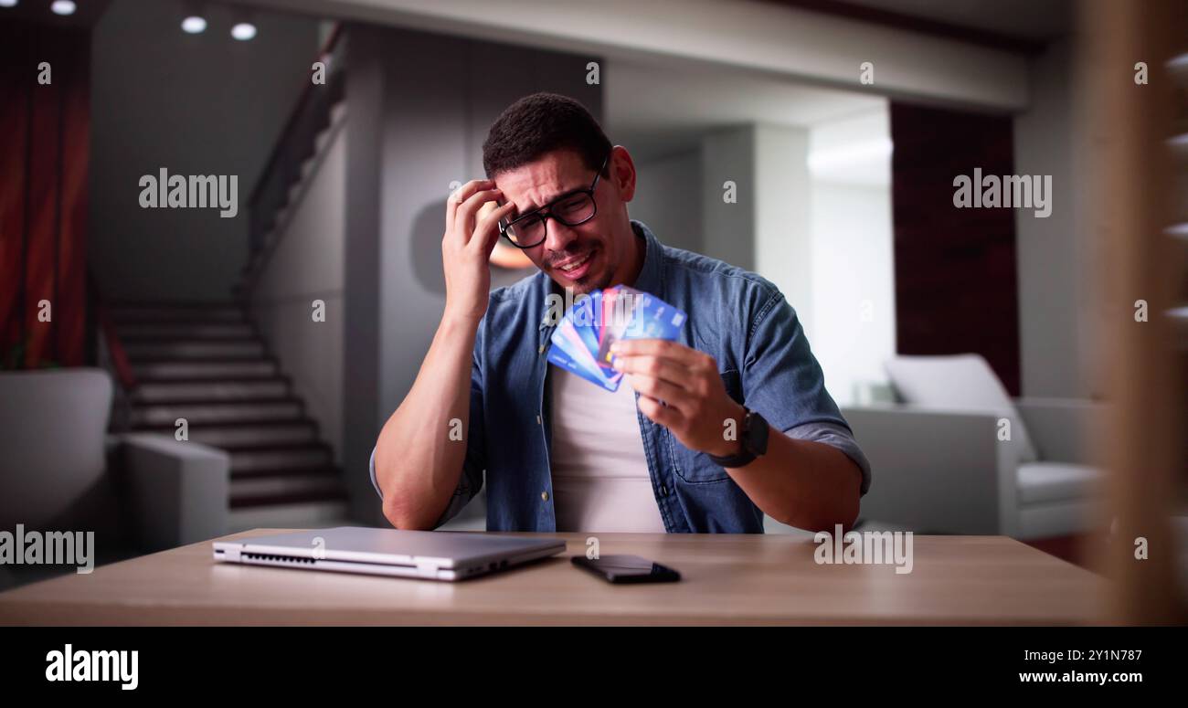 Troppe carte di credito. Uomo con debiti Foto Stock