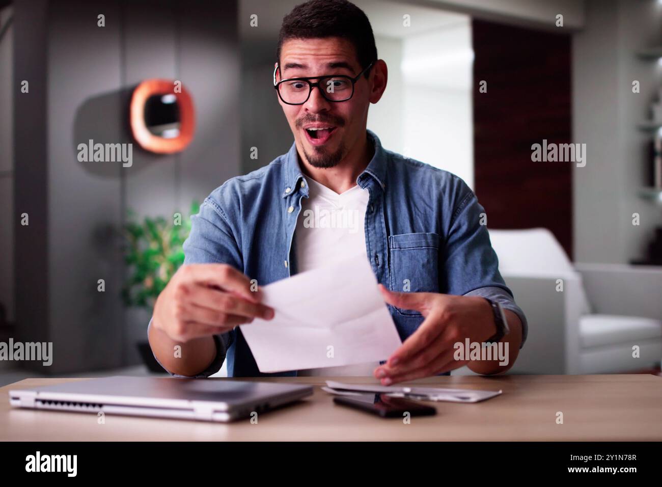 Lettura lettera aperta con buoni risultati e buone notizie Foto Stock